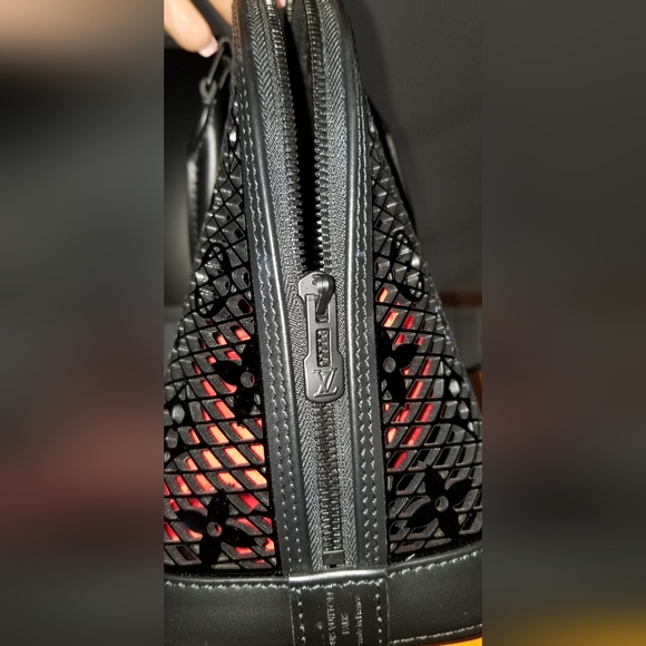 LOUIS VUITTON Patent Calfskin Laced Monogram Alma PM Black LIMITED & RARE - Picture 7 of 16